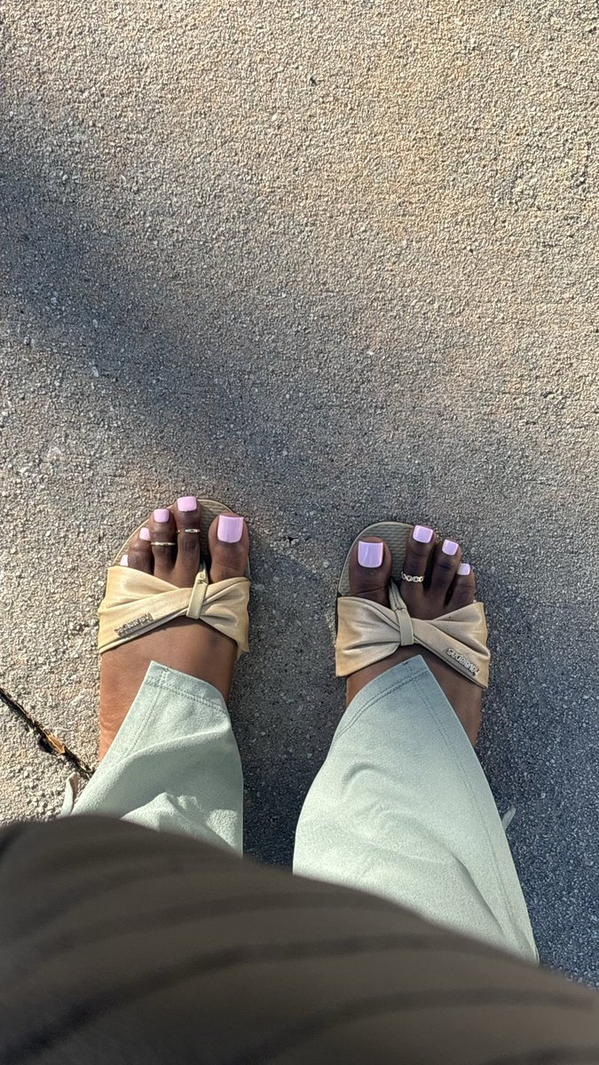 Off to work in the shoes <a href="/BigSoleMedia/">BigSoleMedia</a> got for me 🥰🩷