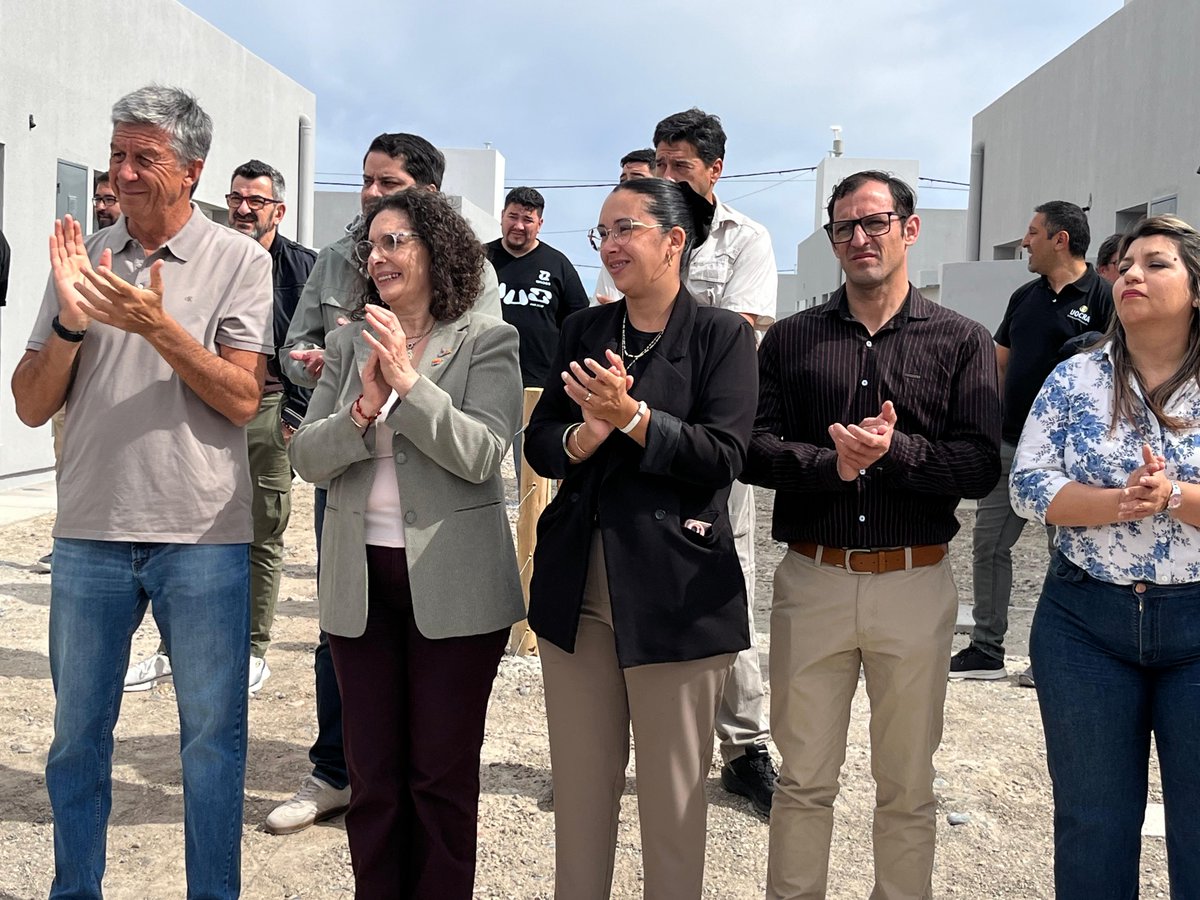 La presidente del HCD <a href="/monaji_claudia/">Claudia Alejandra Monají</a> y los concejales <a href="/svpanellao/">Vanesa Panellao</a> y <a href="/Leoferrelli84/">Leonardo Ferrelli</a> participaron del acto de entrega de 41 viviendas a familias de #Trelew, encabezado por el gobernador <a href="/NachoTorresCH/">Nacho Torres</a> y el intendente <a href="/gerardomerinotw/">Gerardo Merino</a>.