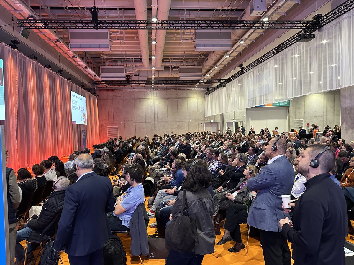SU2Cscience's tweet photo. Finally, @aparna1024 from @MassGenBrigham, and the SU2C Catalyst Team with support from #Mirati Therapeutics and @bmsnews, presented to a packed house on intercepting #colorectal cancer. 5/5 https://t.co/NjOR1DZeFL