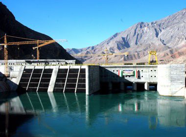 تاجیکستان مدیریت ایران بر سد سنگ‌توده۲ را تا ۱۴۱۱ تمدید کرد. این تصمیم برای بازپرداخت بدهی‌ طرف تاجیک به ایران اتخاذ شد. سنگ‌توده۲ با سرمایه‌گذاری ۲۱۶ میلیون دلاری توسط شرکت‌های ایرانی ساخته شد. باوجود فروش ۴۵۱.۵ میلیون دلار برق،تاکنون تنها ۱۲۲.۵ م.دلار به ایران پرداخت شده است.
