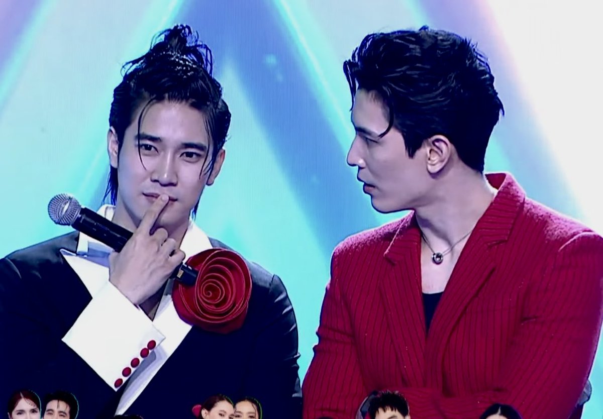 หันข้างเพราะคนข้างๆน่ารัก พี่เชื่อแป๋วทุกอย่างมาก (เป็นชั้นชั้นก็เชื่อ)
 SONEURO x THE WALL SONG
 #สนยูโรที่ร้องข้ามกำแพง