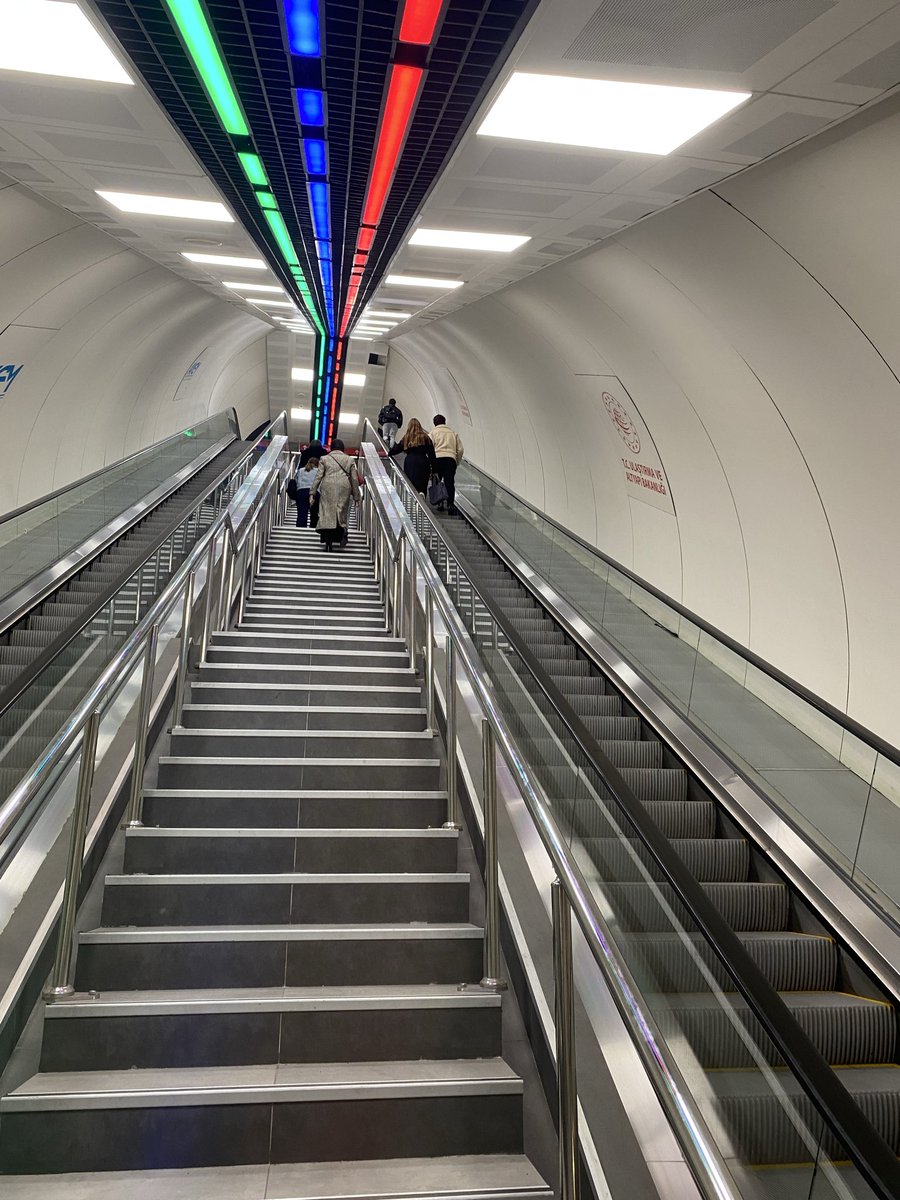 yuruyen merdiven bozuk, allah cezanizi versin