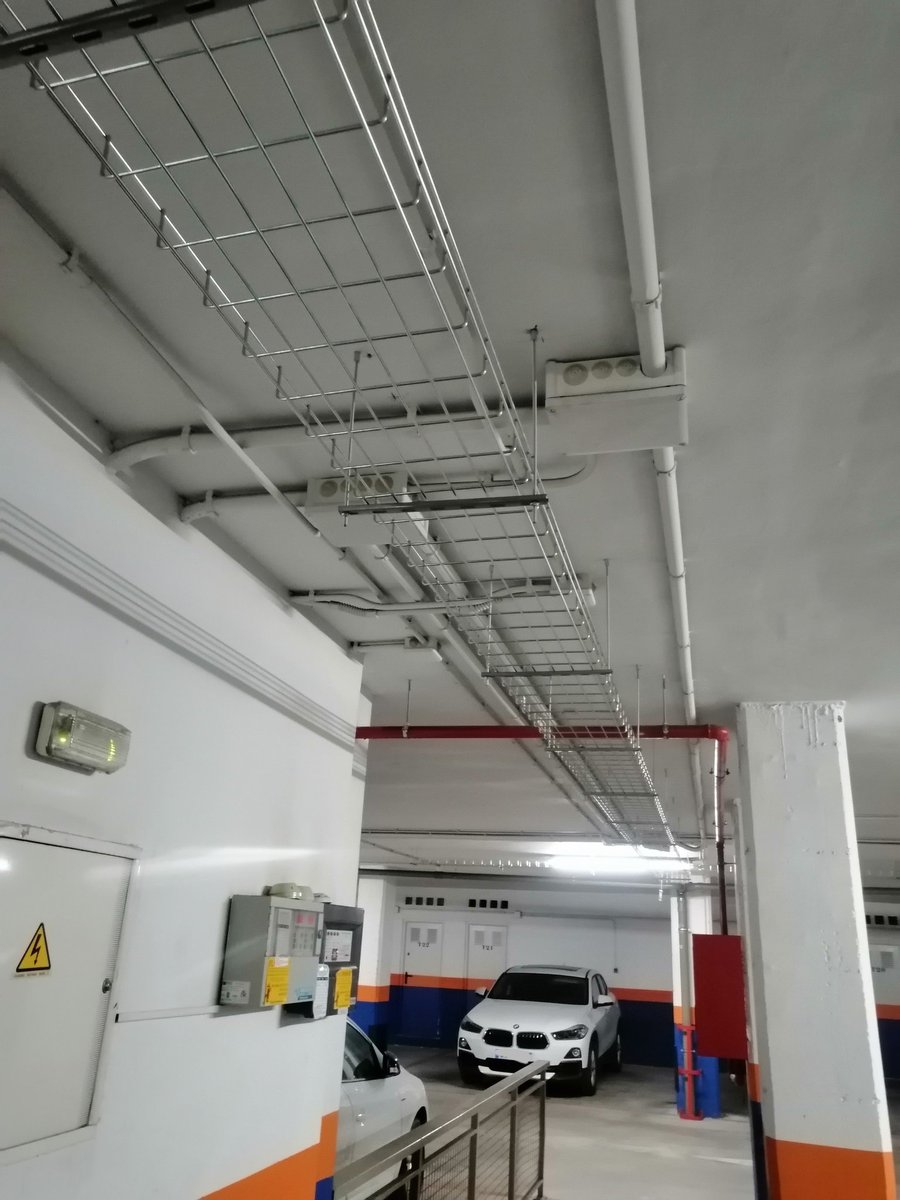 Esto sí es una preinstalación de puntos de recarga, no lo que me he encontrado en muchos garajes comunitarios.

En este garaje ya hay varios puntos de recarga instalados.