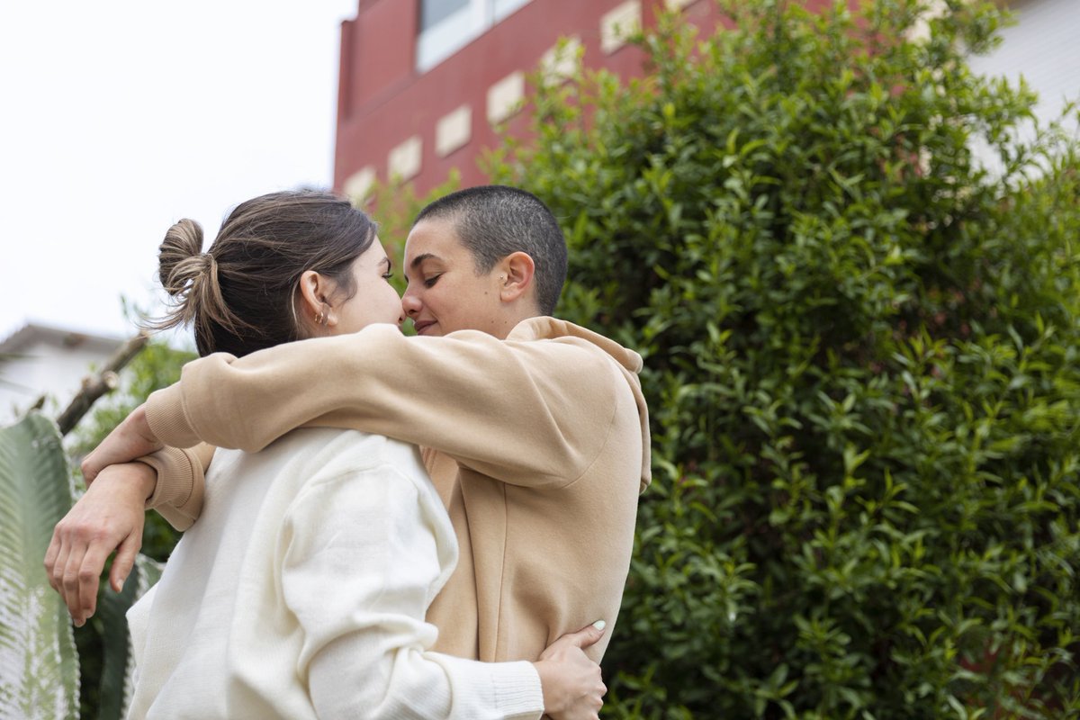 不是每種「關係」都能叫做愛。

💸 嫖妓：
最乾脆的交易。
你給錢，她給服務。
沒有情緒、沒有承諾，
結束後各走各的路。

❤️‍🔥 炮友：
最模糊的關係。
偶爾聯絡、偶爾想念、偶爾滾床單。
你以為有點什麼，其實只是「剛好有空」。
運氣好，修成正果；
運氣不好，修成「自我感動」。