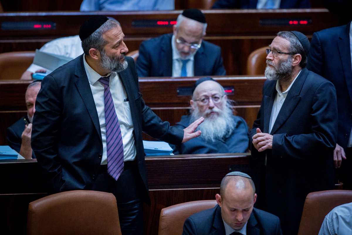 El partido religioso Shaas, el cual aportaba once parlamentarios a la coalición formado por Netanyahu, la ha abandonado.
🇮🇱🔥 |   #Israel
- Shaas toma esta medida en protesta por lo que consideran falta de apoyo por parte del Likud (el partido de Netanyahu) en evitar que los