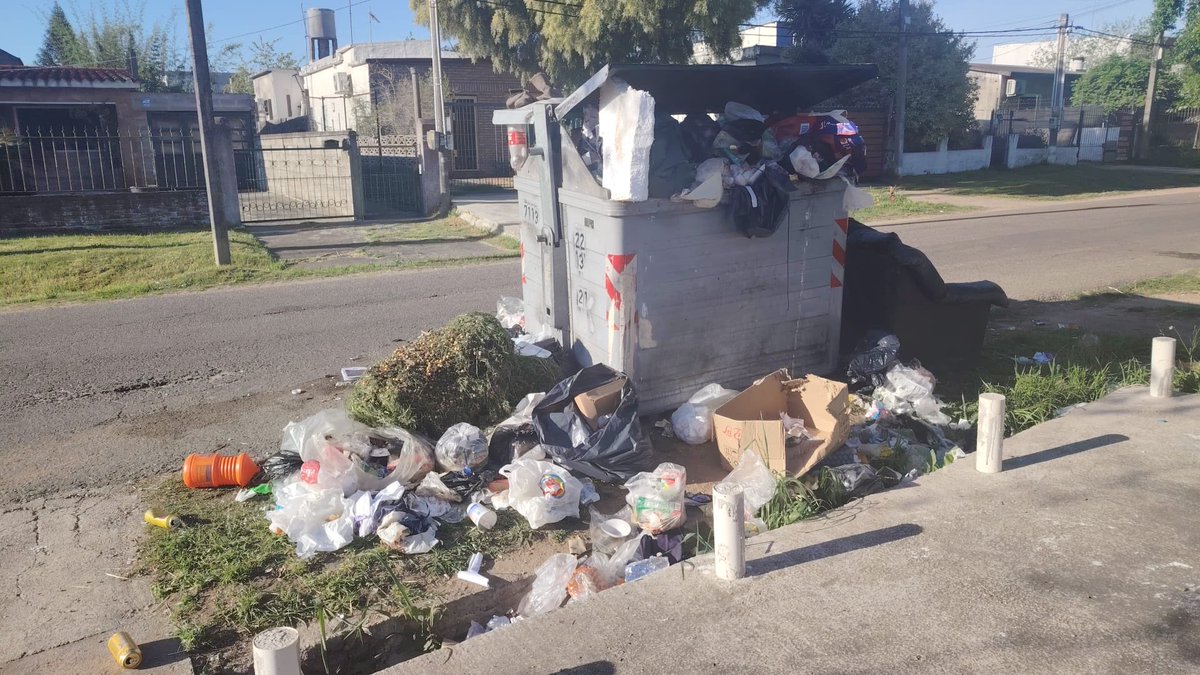lars4032's tweet photo. @montevideoIM  @Leoherou 
Buen día,
Hay algún inconveniente por el cual desde Octubre no se están recogiendo los contenedores en Piedras Blancas?
Estás fotos son de San Cono esquina Belloni.
Saludos. https://t.co/8WPdZ3sjii