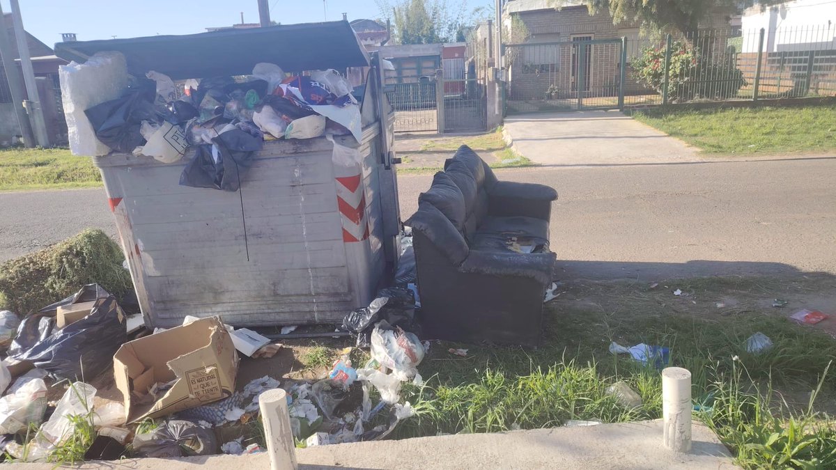 lars4032's tweet photo. @montevideoIM  @Leoherou 
Buen día,
Hay algún inconveniente por el cual desde Octubre no se están recogiendo los contenedores en Piedras Blancas?
Estás fotos son de San Cono esquina Belloni.
Saludos. https://t.co/8WPdZ3sjii