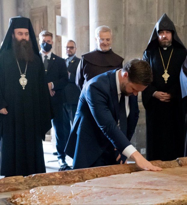 El vicepresidente de EE. UU. visitó hoy el Santo Sepulcro, donde fue sepultado Cristo.

Esa es la visita que un católico debe hacer en Jerusalén, no al muro de los lamentos, que es un ritual de humillación y de sumisión.