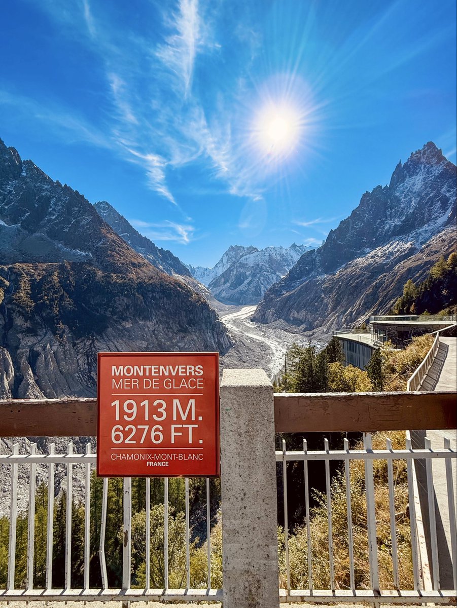 🍁 Le Montenvers jusqu’au 2 novembre : l’automne en grand format.

Couleurs dorées, air pur, Mer de Glace en lumière — avant que l’hiver ne prenne le relais.

 #Chamonix #Montenvers