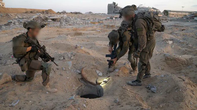 Güvenlik yetkililerine göre Hamas, yüzlerce roket, on binden fazla silah ve tünellerinin yarısından fazlasını elinde tutmaya devam ediyor. Bu kaynaklar örgütün operasyonel kapasitesini sürdürmesine olanak sağlıyor.
israelnationalnews.com/news/416639