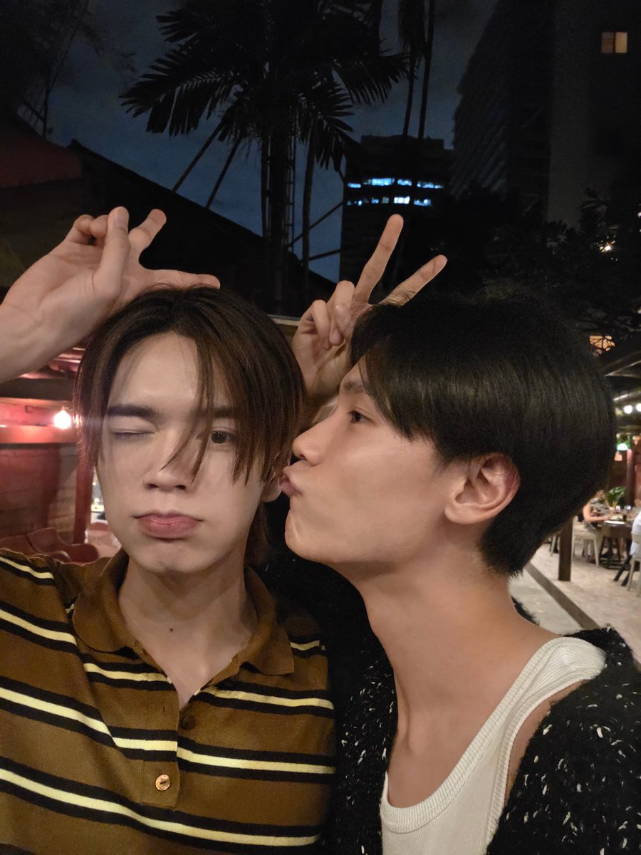 ขอบคุณสำหรับทุกๆคำอวยพร ขอบคุณที่ทำให้รู้สึกว่าถูกรักทุกวันครับ 🌞💛💙🌛💫

JUNIOR SHINING BRIGHTER BD

#ToOurShiningJunior29th