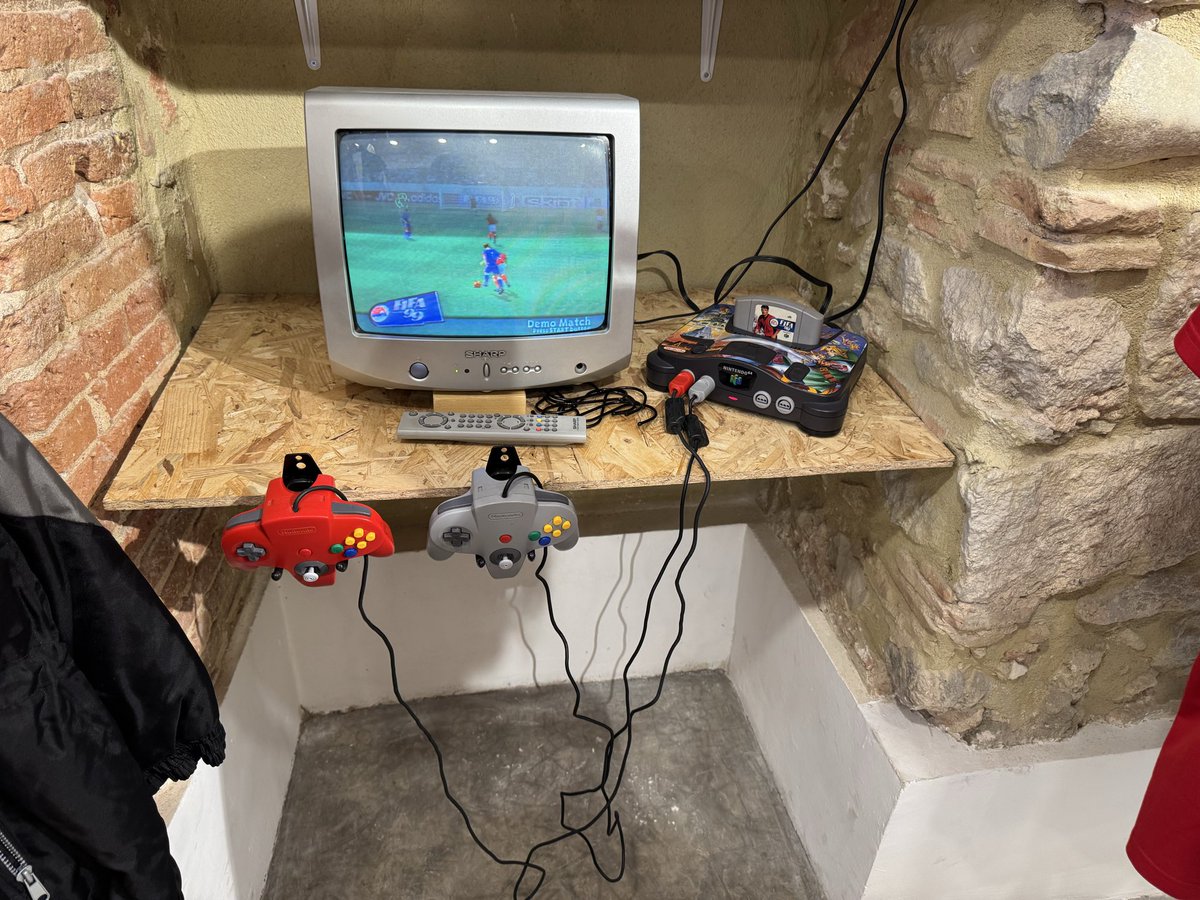 Playing <a href="/FIFAcom/">FIFA</a> on <a href="/Nintendo/">任天堂株式会社</a> 64 with <a href="/zelda/">Zelda</a> branding.

Nostalgia hits hard