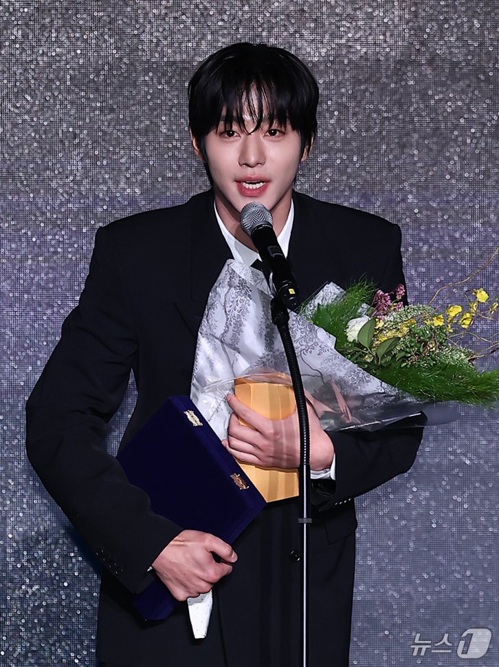 dailyahnhyoseop's tweet photo. 📸 | Ahn Hyoseop received the "New Artist Award" at the 15th SACF Artists of the Year Awards.

Congratulations! 👏🏻 

#AhnHyoSeop #안효섭 https://t.co/HtNmh9jVdI