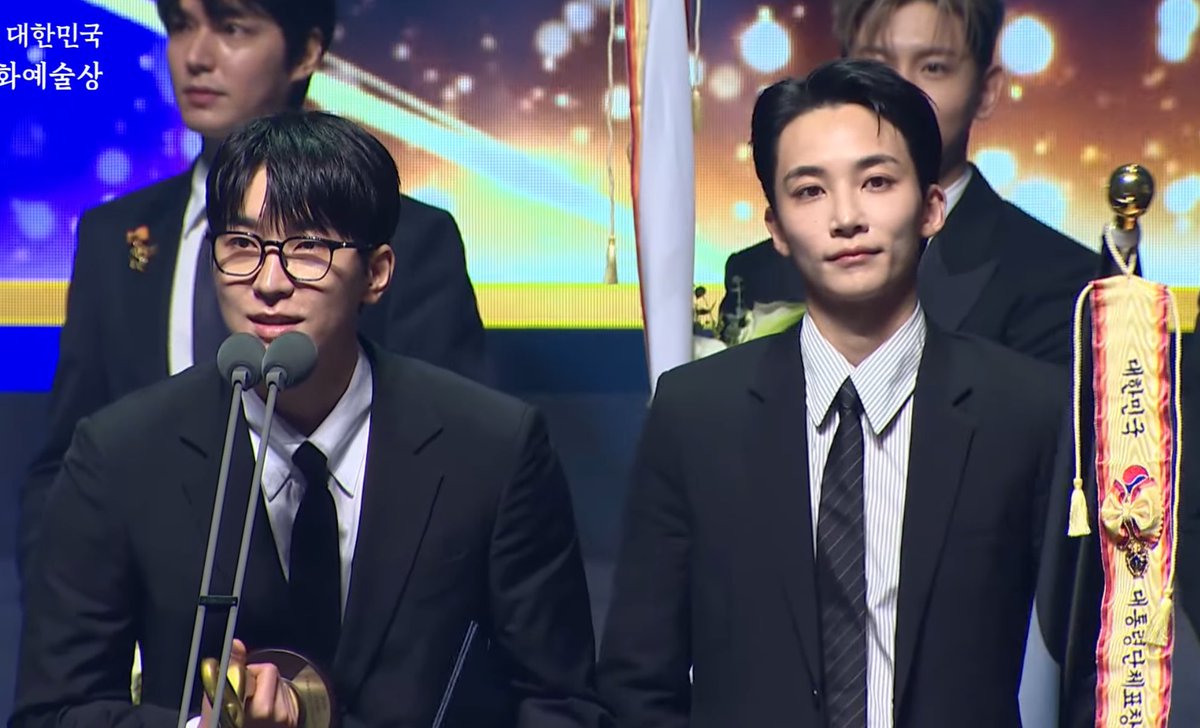 wonubliss's tweet image. jeonghan and wonwoo 😭😭😭
congratulations, seventeen!