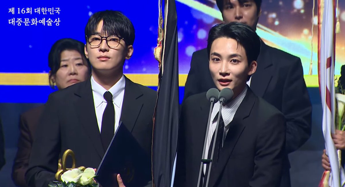 wonubliss's tweet image. jeonghan and wonwoo 😭😭😭
congratulations, seventeen!