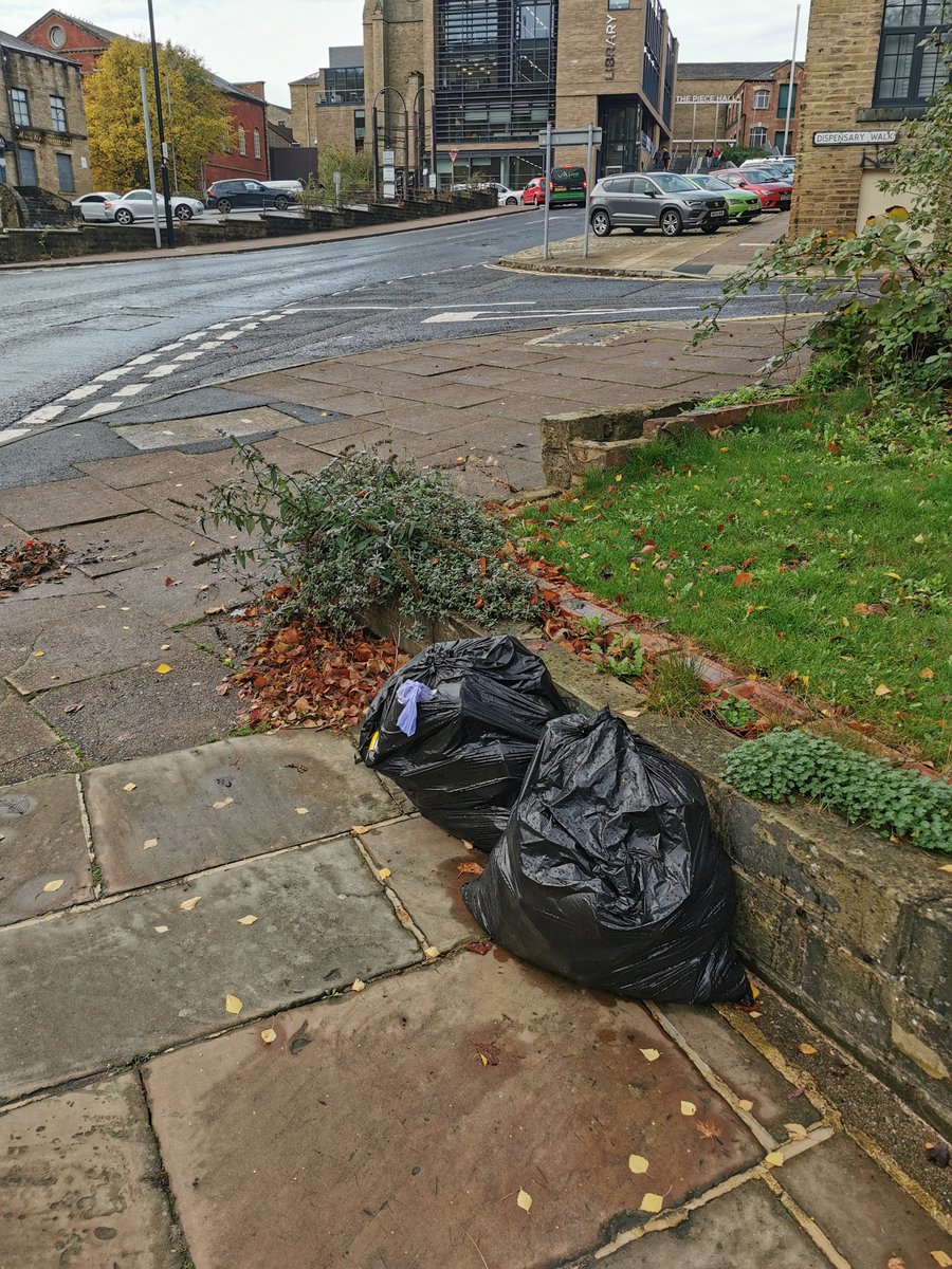 It's appears to becomming a trend to leave general rubbish on the pavement in random locations. Here's two bags on Alfred St East. 😡