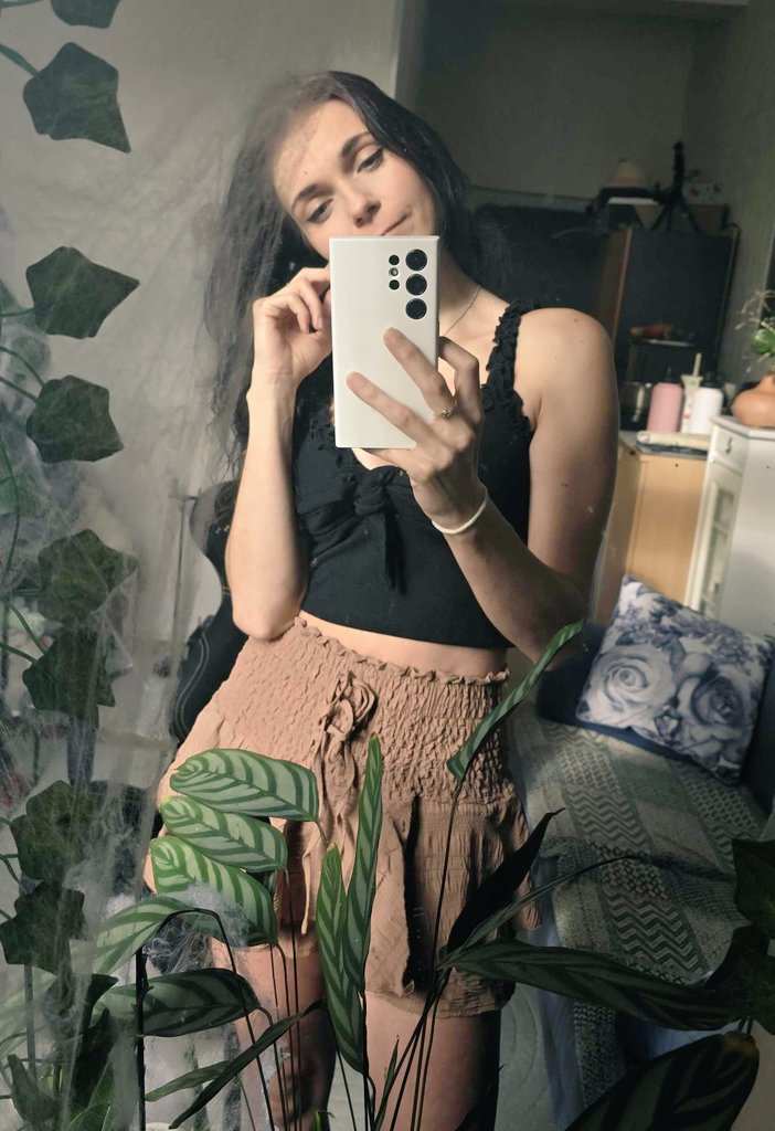 Happy thursyaaaay!

Join us live for some food prepping, orange carving and chill at twitch.tv/Taniauncensored