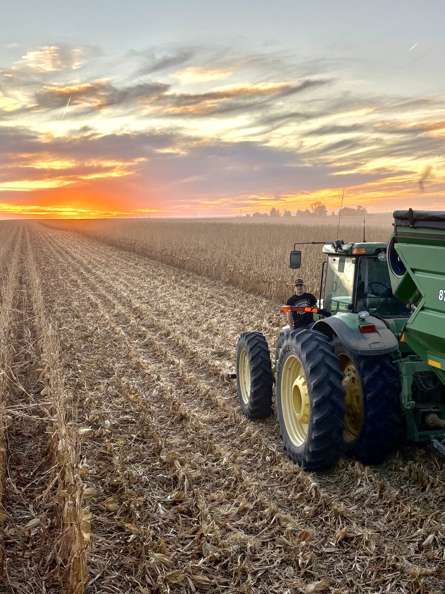 Eastern Colorado has some decent sunsets #corn #harvest25