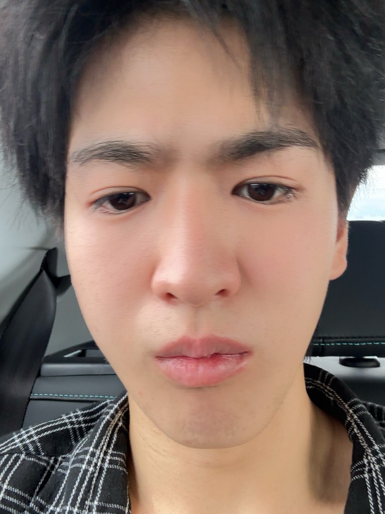 To.. บัสอ้วรร อีก 11 คน

งดบีบแก้ม ฟัดแก้มพี่จินสักพักนะลูก ถึงช่วงนี้มันจะตุ่ยน่าบีบแค่ไหน แต่ต้องอดใจไว้นะเด็กๆ รอพี่จินหายก่อนน้าาา 55554555556655555556

//เอ็นดูไม่ไหวแล้ววว ทำไงดี 5555555

#JINWOOKkim