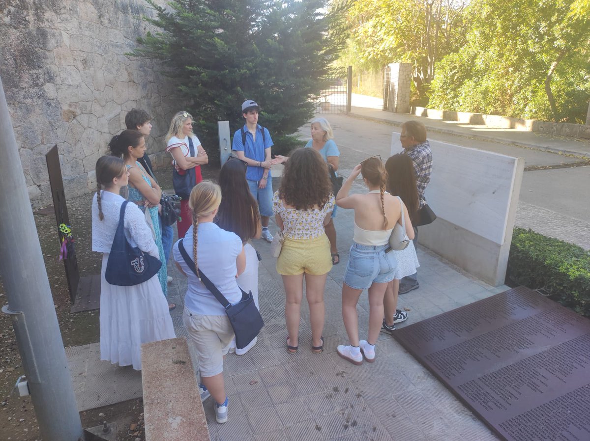 📝Ahir vam rebre als alumnes d'intercanvi de l'institut Goethe de Wetzlar (Alemanya). Tot i els atacs constants, seguim, com sempre, des del voluntariat, fent pedagogia i explicant els més de 2000 assassinats i crims de desaparició forçada a Mallorca per part dels feixistes 📝
