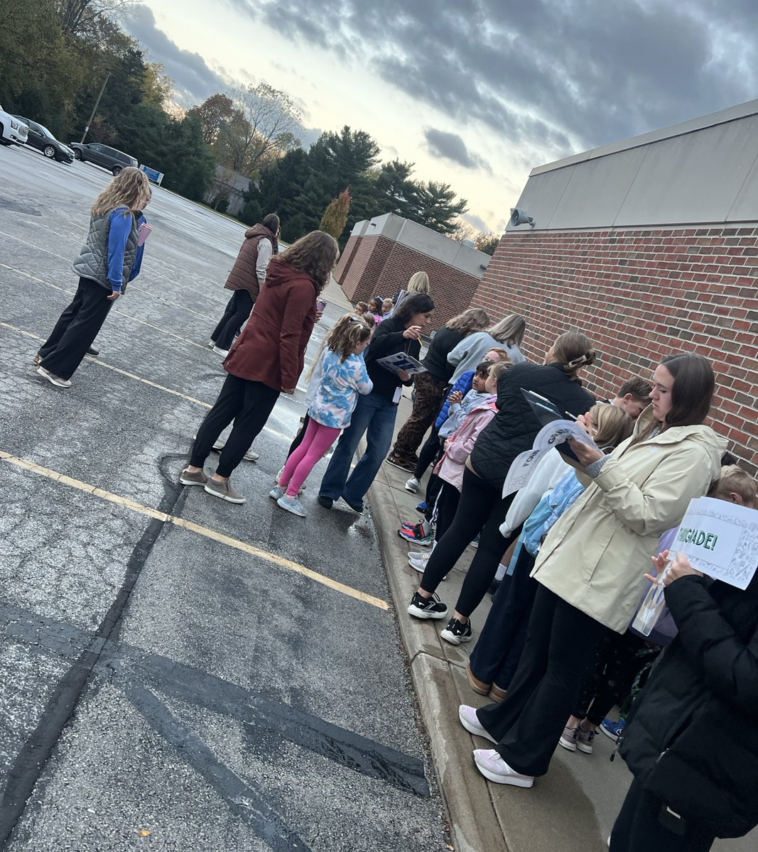 awlsmo's tweet image. Our October “Kick Start your Morning” found good, morning weather. Several staff and students enjoyed a nature walk/scavenger hunt on the trail.  Thank you families for bringing your students in early.