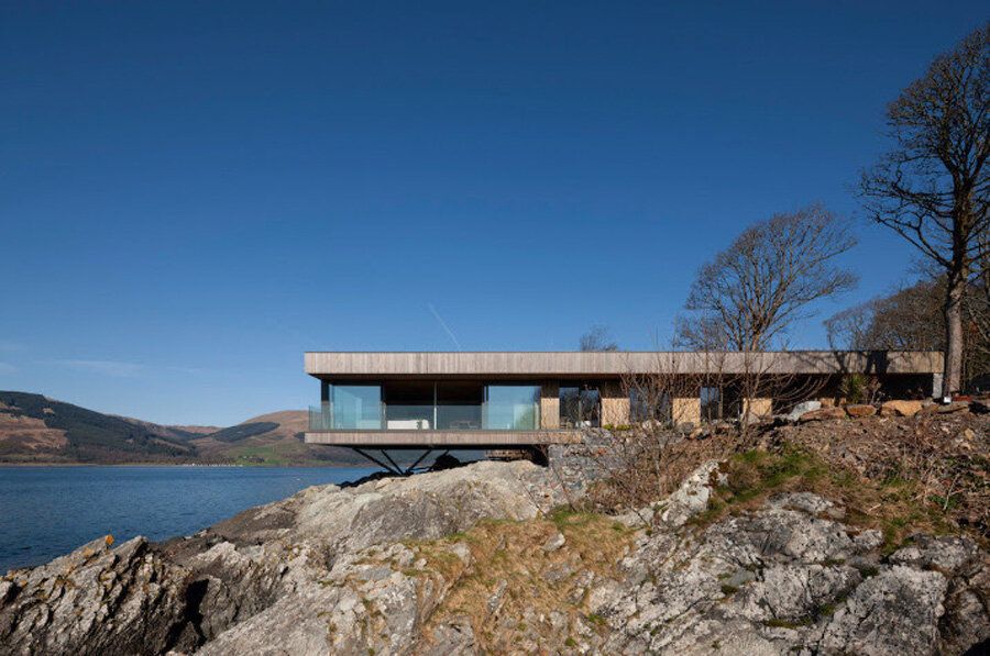 Rock Cove, une maison suspendue entre ciel et mer, met en valeur le bois Kebony sur la côte écossaise - <a href="/KebonyWood/">KebonyWood</a> buff.ly/6ezHuqv #bois #maison #mer #architecture #Écosse