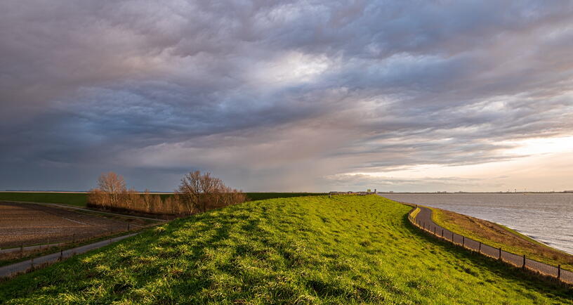 PERSBERICHT | Het is noodzakelijk om Zeeland voor te bereiden op een periode waarin de kustverdediging zoals we die nu kennen ontoereikend wordt. Het college wil samen met PS werken aan een Zeeuwse strategie voor waterveiligheid en zeespiegelstijging.

➡️ zeeland.nl/actueel/zeeuws…