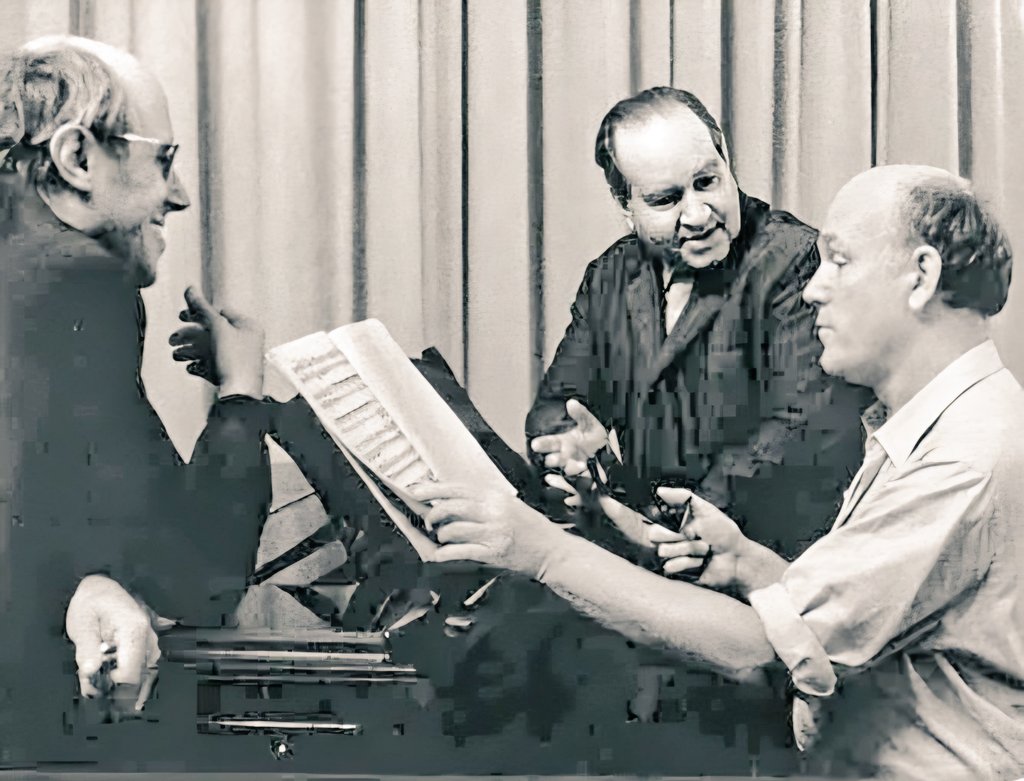 ConrothN's tweet image. Three legendary soloists #cellist #MstislavRostropovich, #violinist #DavidOistrakh and #pianist #SviatoslavRichter during recording of #Beethoven's Triple Concerto, scored for solo #violin, #cello, #piano, and orchestra 🎶🎻🎹.