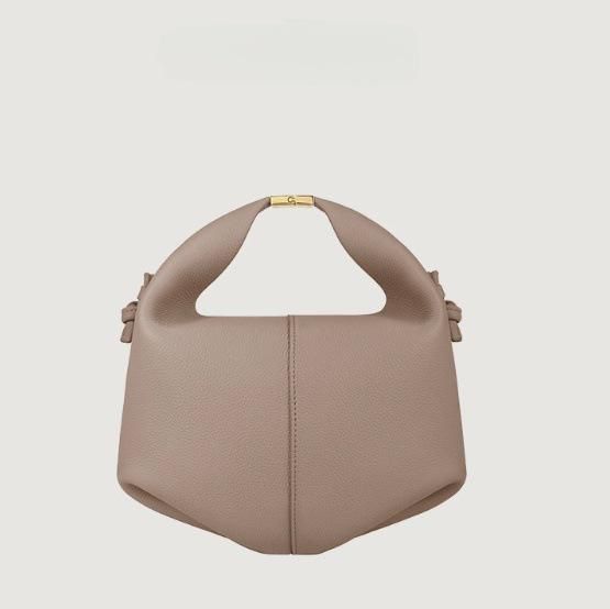 New in 🤩 

Available in colours as shown

Price - ₦33,000

Location - Lagos 

Send a DM or WhatsApp wa.me/2348104265233 to order.