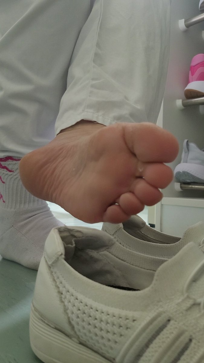 Wie soll ich dir meine Füße reinstopfen: 
mit dreckigen, feuchten Socken, oder pur, mit Fussel an den Zehen? Diese Wahl überlass ich dir😈👅
<a href="/rt_feet/">Feet RT PROMO 💯K</a>