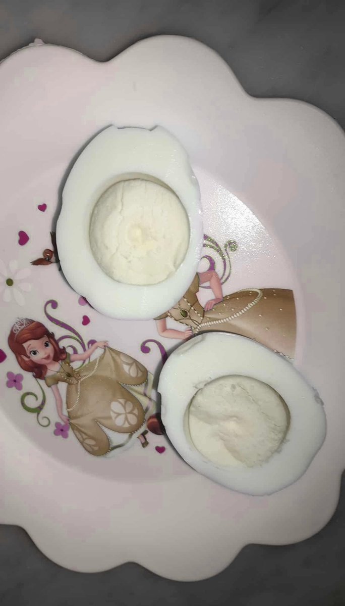 ليه الصفار بتاع البيضة دي طلع أبيض بعد ما استوت، مش أصفر زي العادة. 😳