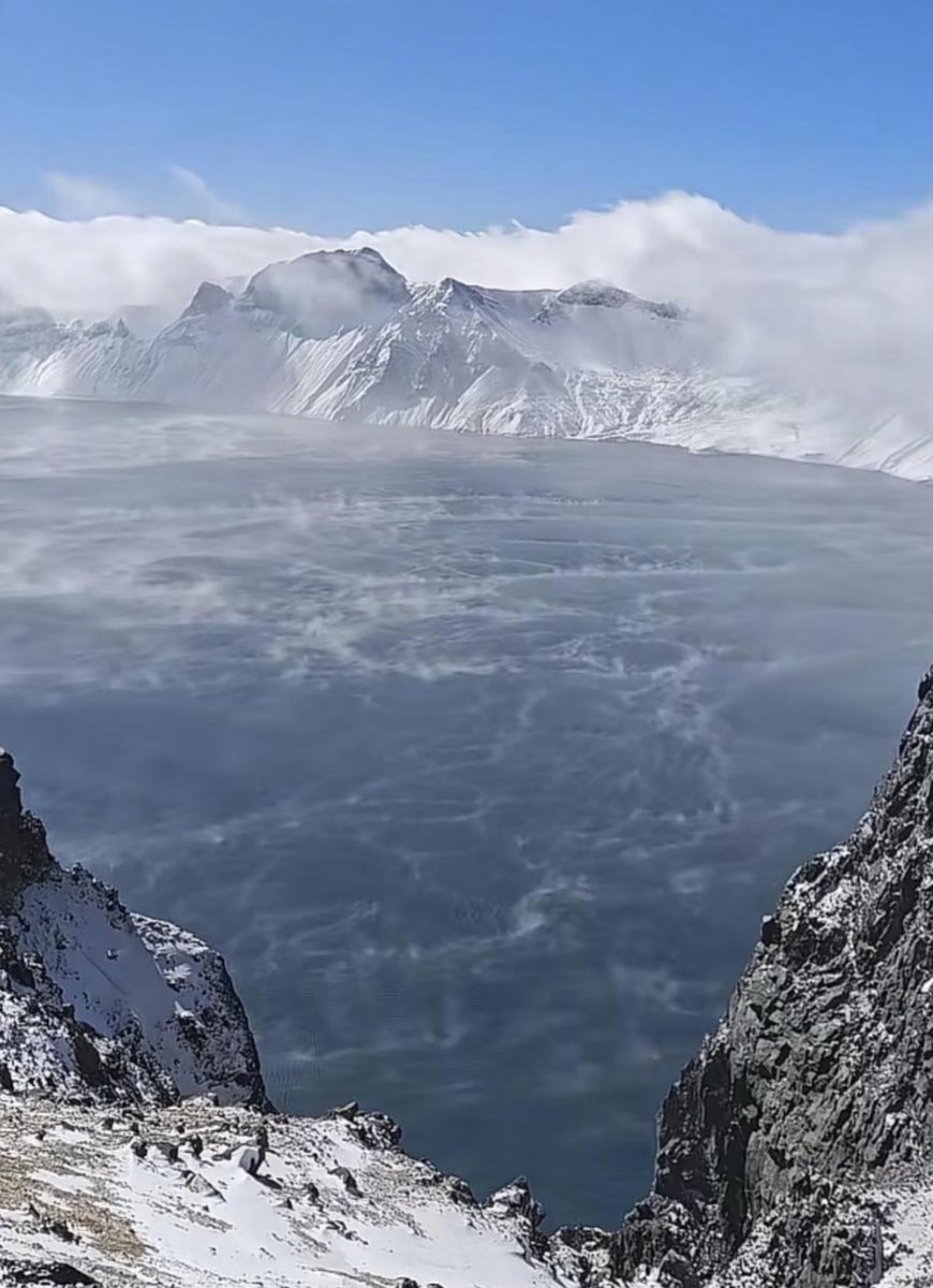 【長白山天池現夢幻蒸汽奇景】近日吉林長白山天池湖面出現壯觀「海浩現象」，蒸汽隨風翻滾如沸水，畫面如夢似幻。氣象專家指因氣溫驟降與湖水溫差形成罕見蒸發霧。
#長白山 #天池 #自然奇觀 #吉林 #蒸發霧 #中國風景 #ChinaNature #Changbaishan #Tianchi #MagicMist