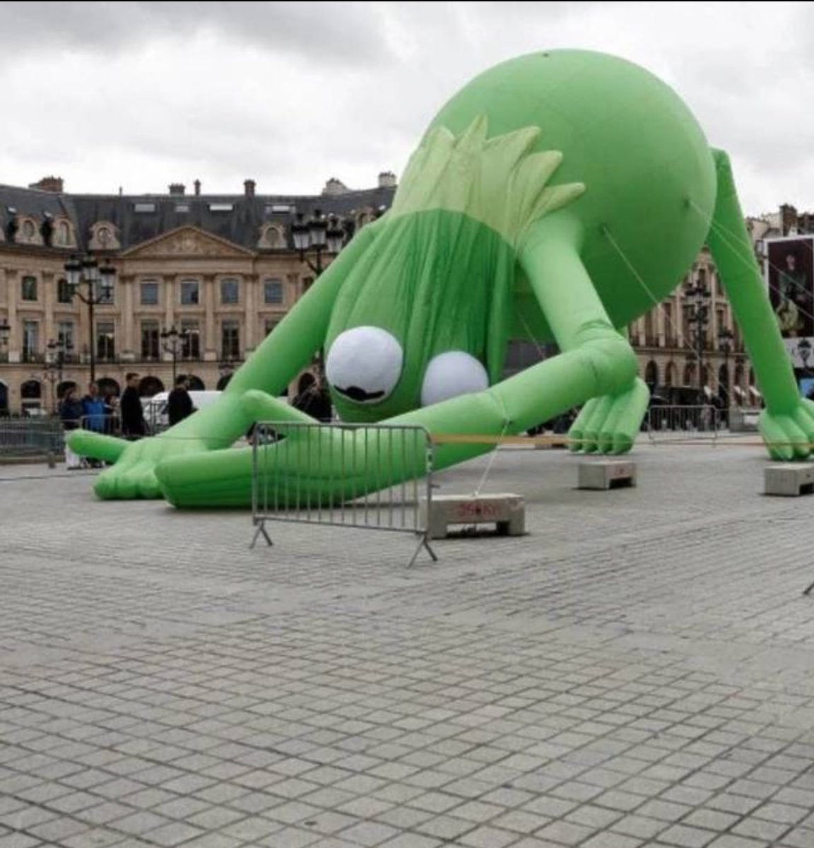 Pascal_Laurent_'s tweet photo. 🇫🇷 KERMIT EN POSITION DE LEVRETTE SUR LA PLACE VENDÔME...
Les "élites" continuent de se foutre de nous ! En droite ligne du plug anal géant et de la cérémonie d'ouverture des J.O. de la honte. https://t.co/VI828pi3UH