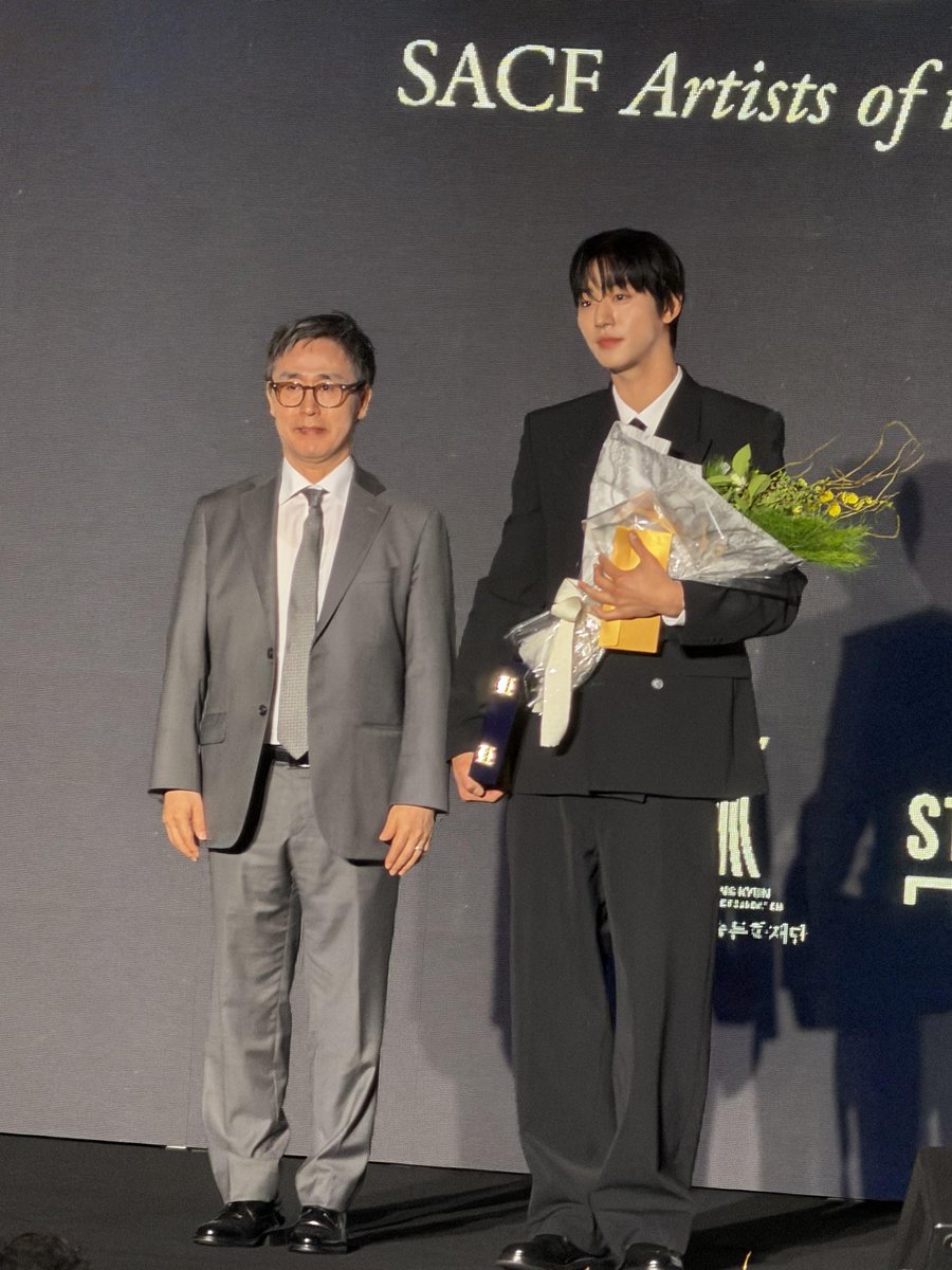 축하해 아뇨섭!!! ദ്ദി >᎑< )♥
✨️제15회 ‘아름다운예술인상’ 
신인예술인상에 배우 안효섭 👏👏👏

🔗naver.me/5GGkIolr

이날 무대에 오른 안효섭은 “존경하는 분들 앞에서 이야기하려고 하니까 부끄럽다. 제가 준비해 온 말들이 있는데 머리가 하얘진다”라고 입을 뗐다. 

이어 “제가