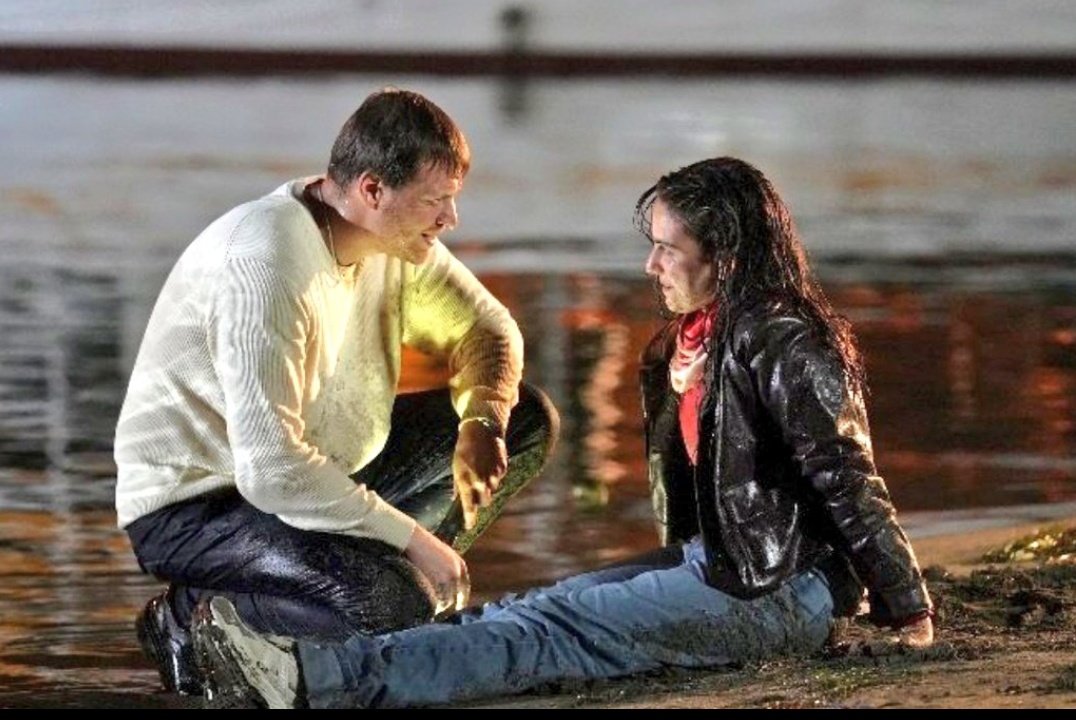 Suya girmişler ölümden dönmüşler  çamurlular ama birbirlerine bakıp sırıtıyorlar aşk böyle bir şey mi 🤏🏻✨