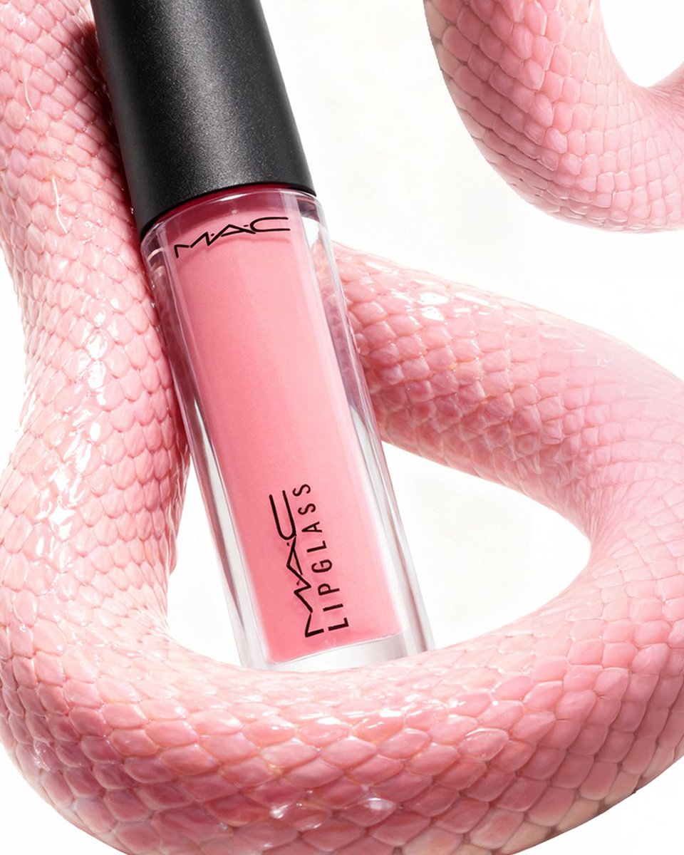 GnRomain's tweet image. We brought @MACcosmetics  to the wild side. 🐍🐸

#CGI  #cosmetics  #maccosmetics