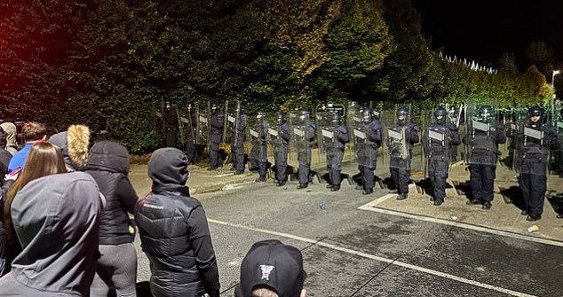 UnityNewsNet's tweet image. A migrant who sexually assaulted a 10-year-old girl outside a migrant hotel in Dublin had been awaiting deportation, court has heard.

The 26 year old man spoke through an Arabic interpreter during the 10-minute hearing when he was remanded back into custody.

The man, from an…