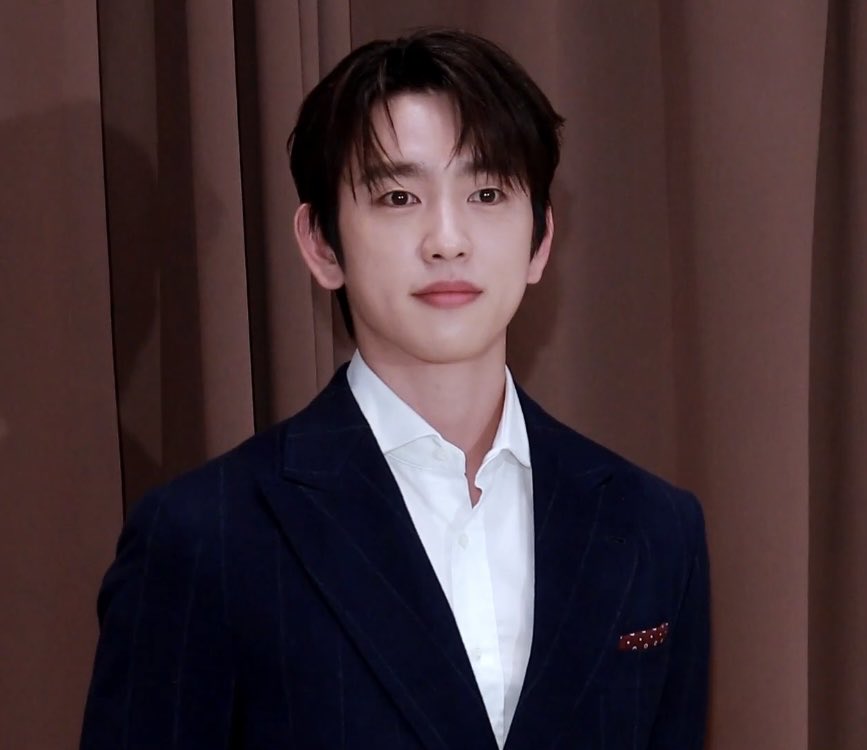 jinyoungpic_'s tweet image. the aura screams ROYALTY