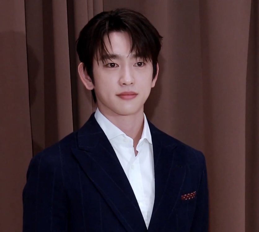 jinyoungpic_'s tweet image. the aura screams ROYALTY