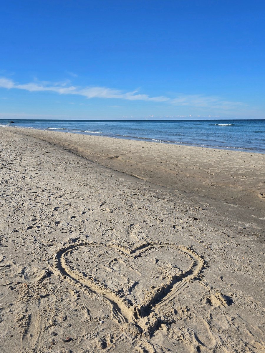 A heart shape painted into the sand of a beautiful baltic sea beach 🫶
#showheart #Photography
#BalticSea #seascape #nature