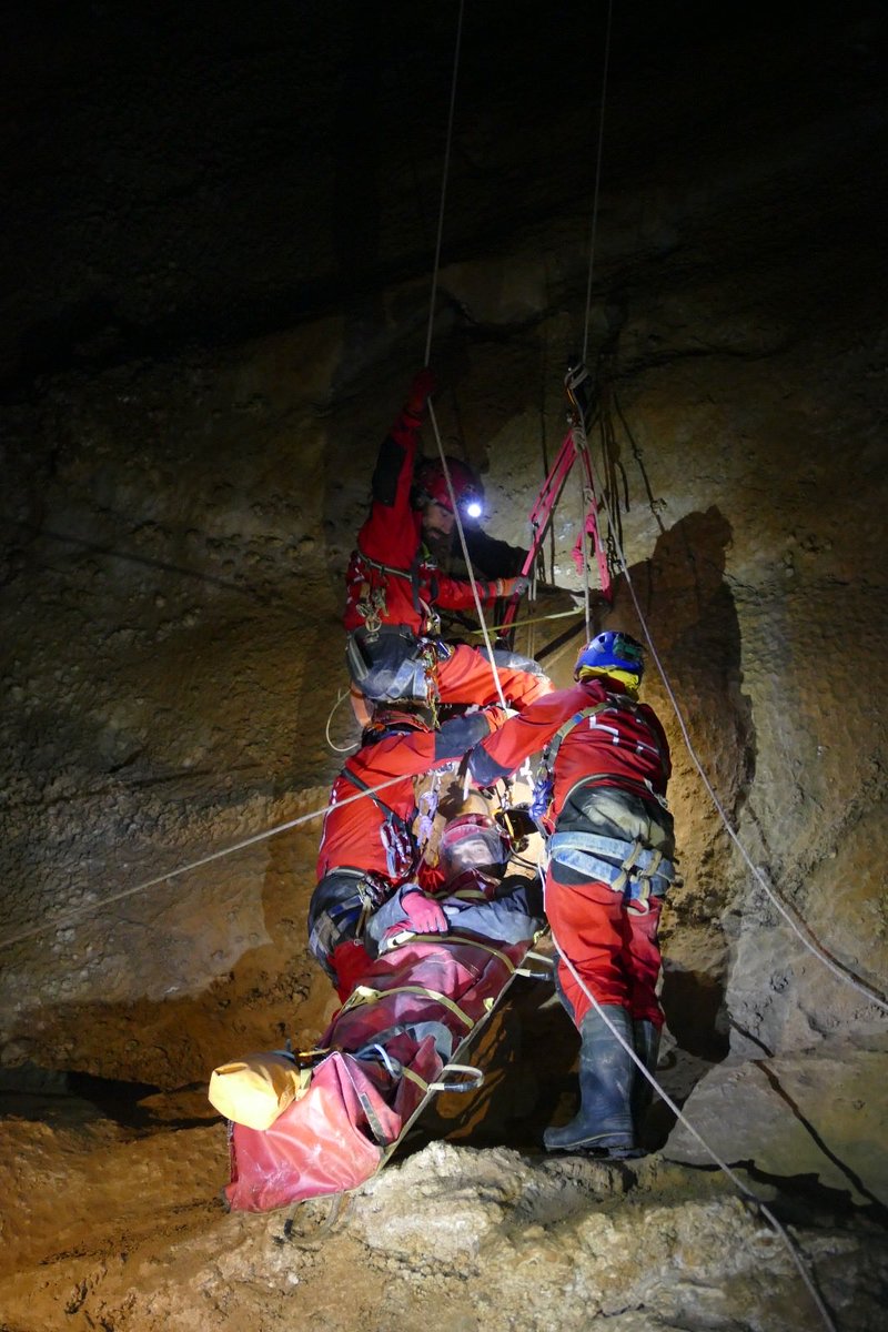 ✅ Cantabria será este fin de semana epicentro internacional del espeleosocorro

El Gobierno autonómico promueve un congreso que contará con 150 expertos nacionales y venidos de otros países 
ℹ️➡️ bit.ly/48F5daB