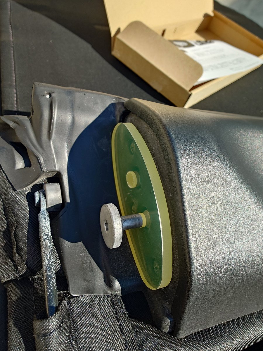 Motsu253_F82's tweet image. 本日は
このような物を購入して取付

確かに軋み音がめちゃ減った！

ヤーンパッドとか言う商品名なのかと思ってたけどタグ打ってて気付いたw

#SIGMATEC 
#YANEPAD