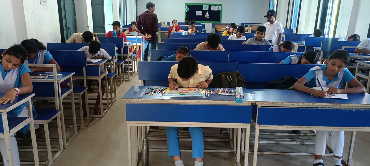 DeocSubarnapur's tweet photo. District level competition on Drawing, Essay &amp; Debate on the theme "Preventing Loss of Life in Drowning, Lightning &amp; Snakebite" held on 23.10.2025 at MR High School, Sonepur, Dist-Subarnapur on the occasion of observance of Odisha Disaster Preparedness Day-2025.
@osdmaodisha https://t.co/WfpRgSPPpj