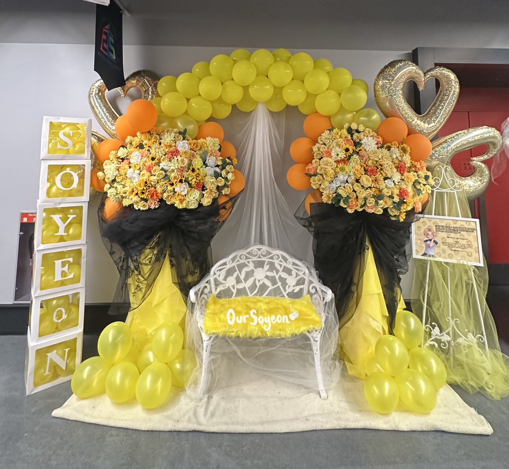 OurSoyeon's tweet photo. the flower stand project for soyeon at both the saitama and kobe concerts was a success! 🌻

it was such an honor to organize these huge flower stands for soyeon. after what happened last year, the goal was to give her the biggest flower stands the next time i-dle came to japan, and we did it!!! 🥳

of course, this wasn’t just my effort… it’s thanks to all the international and japanese nevies who contributed. i really want to thank everyone again for trusting me throughout the whole process, even though i sometimes replied late while juggling interviews and other stuff 😭
(my schedule these past few months was completely packed, and i honestly feel like i could’ve organized everything even better if i had more time 🥹)

huge thanks as well to the flower shops that turned my sketches that i sent them into reality and made them even better 👏🏻 aren’t they amazing? the flower stands turned out so beautiful 😻

and lastly, to @nobolando, i only sent a few notes and the image i wanted for the boards to match the flower stand theme, but you brought them to life so beautifully. seeing the process was incredible and all i can say is you’re such an amazing artist and i have so much respect for you fr 😭 it was really nice to work with you! 

i really hope soyeon was happy to see sooo many flower stands from her fans this year 🥹 she deserves all this love so much!!! i-dle worked so hard for their japanese album and concerts 🥺

i still have so many ideas for future flower stand designs, and if i ever get the chance to organize again, i’d definitely do it 💜

#idle #아이들 @official_i_dle #소연 #전소연 #田小娟 #jeon_soyeon #soyeon #소연아잘자