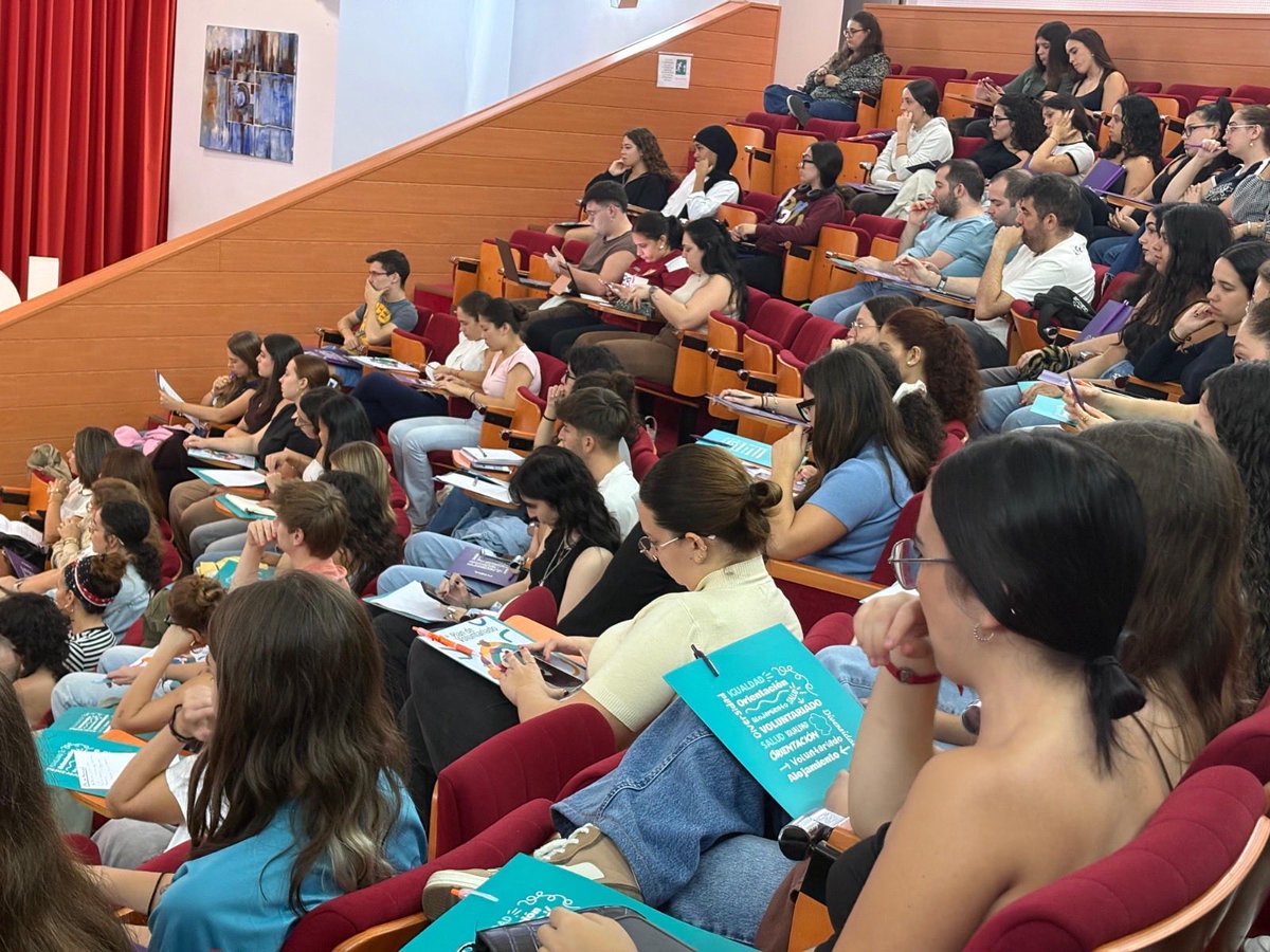 Junto a entidades de #Huelva participamos en las Jornadas Formativas de Voluntariado 🤝 de la <a href="/UniHuelva/">Universidad de Huelva</a>.
Un espacio de encuentro e intercambio entre estudiantes y entidades, donde se ha presentado el XI Plan de Voluntariado para conocer proyectos, plazas y perfiles formativos.