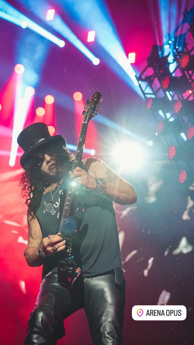 SlashArmyAUT's tweet photo. @Slash N’ @axlrose moments from the Florianopolis @gunsnroses show😎😁🤘✌️🎸🎩
Photos: GN’R (1-2) @deljamesgang (3-4)
#gunsnroses #slash #axlrose #deljames #Florianopolis #Brasil https://t.co/dlkfAt69Ta
