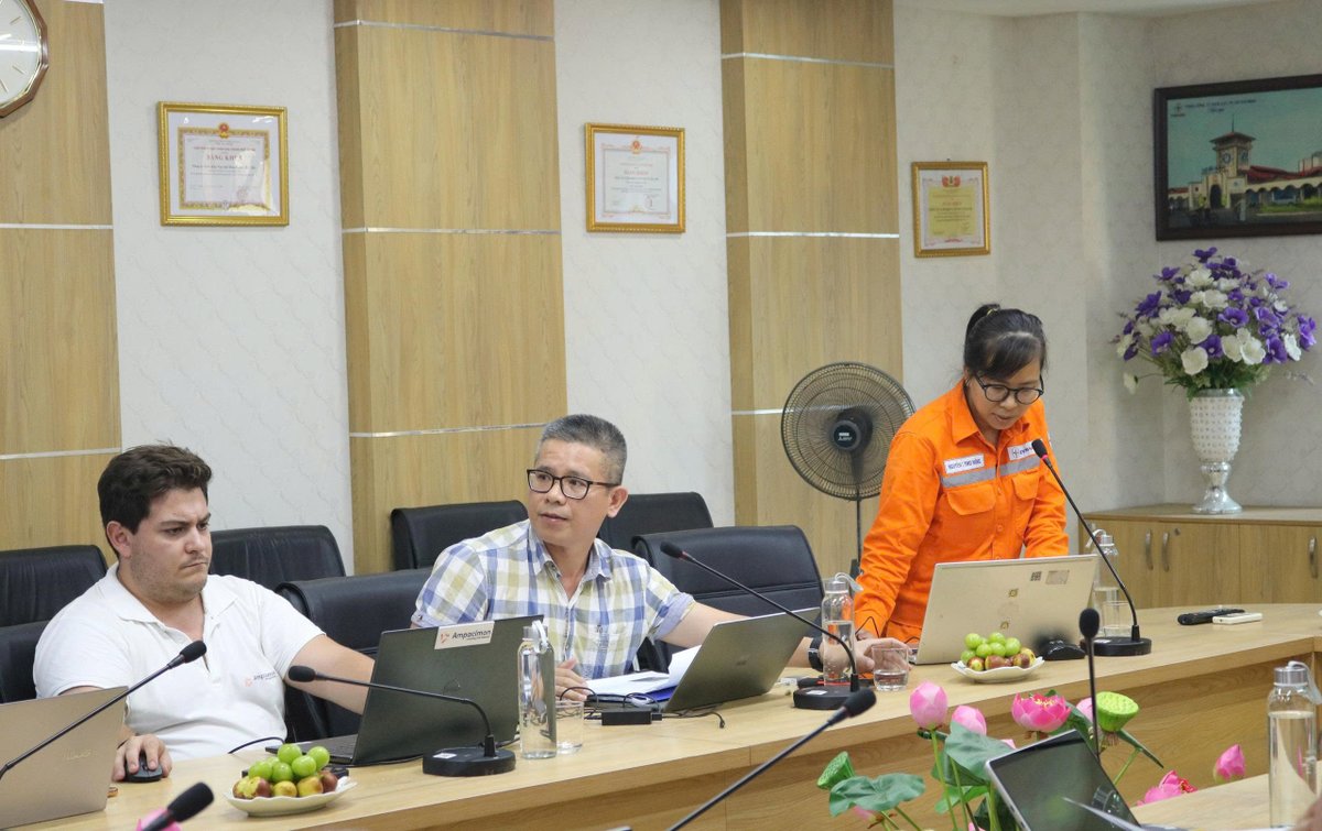 CMIT_GROUP's tweet photo. Recently, we collaborated with EVNHanoi to host a workshop and an on-site test on implementing partial discharge (PD) diagnostic solutions using BlueBOX technology integrated with AI. https://t.co/62EtSIVwiJ