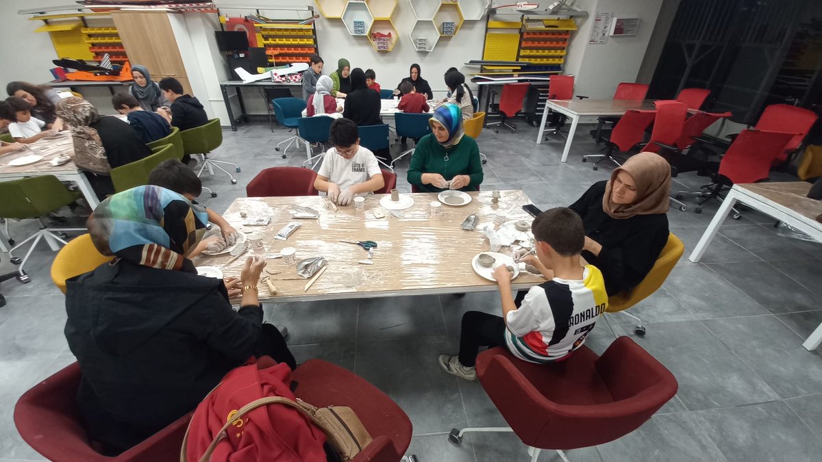onuc_subat_gm's tweet photo. 📍 Erzincan On Üç Şubat Gençlik Merkezi 

💫 Seramik workshop anne çocuk etkinliğimizden kareler.📷

#GSBGM
#SeramikEğitimi
#GüzelSanatlarAtölyesi https://t.co/ObNelWIP1s