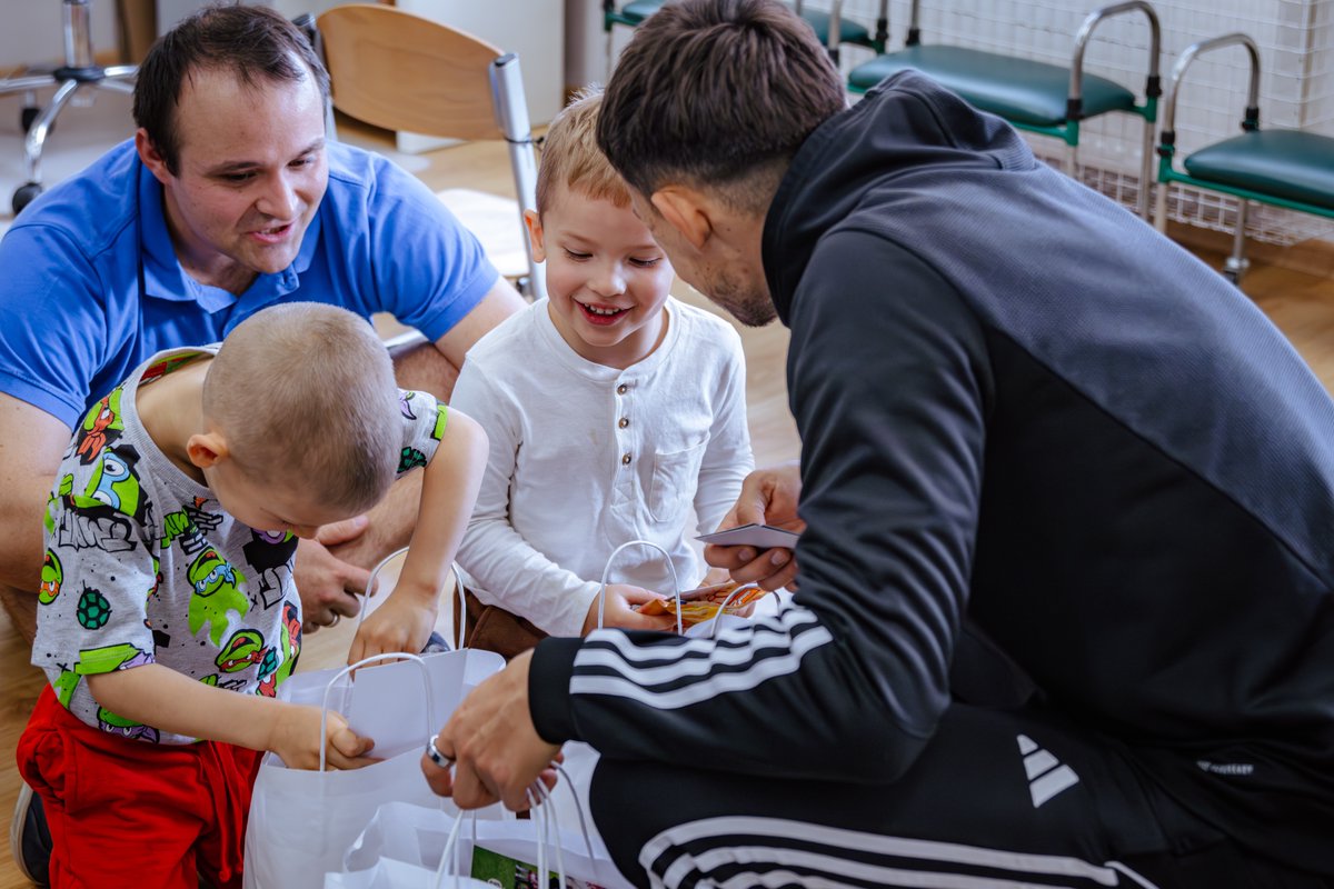 LKS_Lodz's tweet image. ⚪❤️⚪

„Bardzo dziękuję za ten niezwykły dar. Ludzi o tak wrażliwym sercu, którzy potrafią w małym dziecku z niepełnosprawnością zobaczyć człowieka nie przez pryzmat jego fizyczności, lecz jego potrzeb i duszy, nie spotyka się często.”

Dariusz Melon przekazał Fundacji Kolorowy…