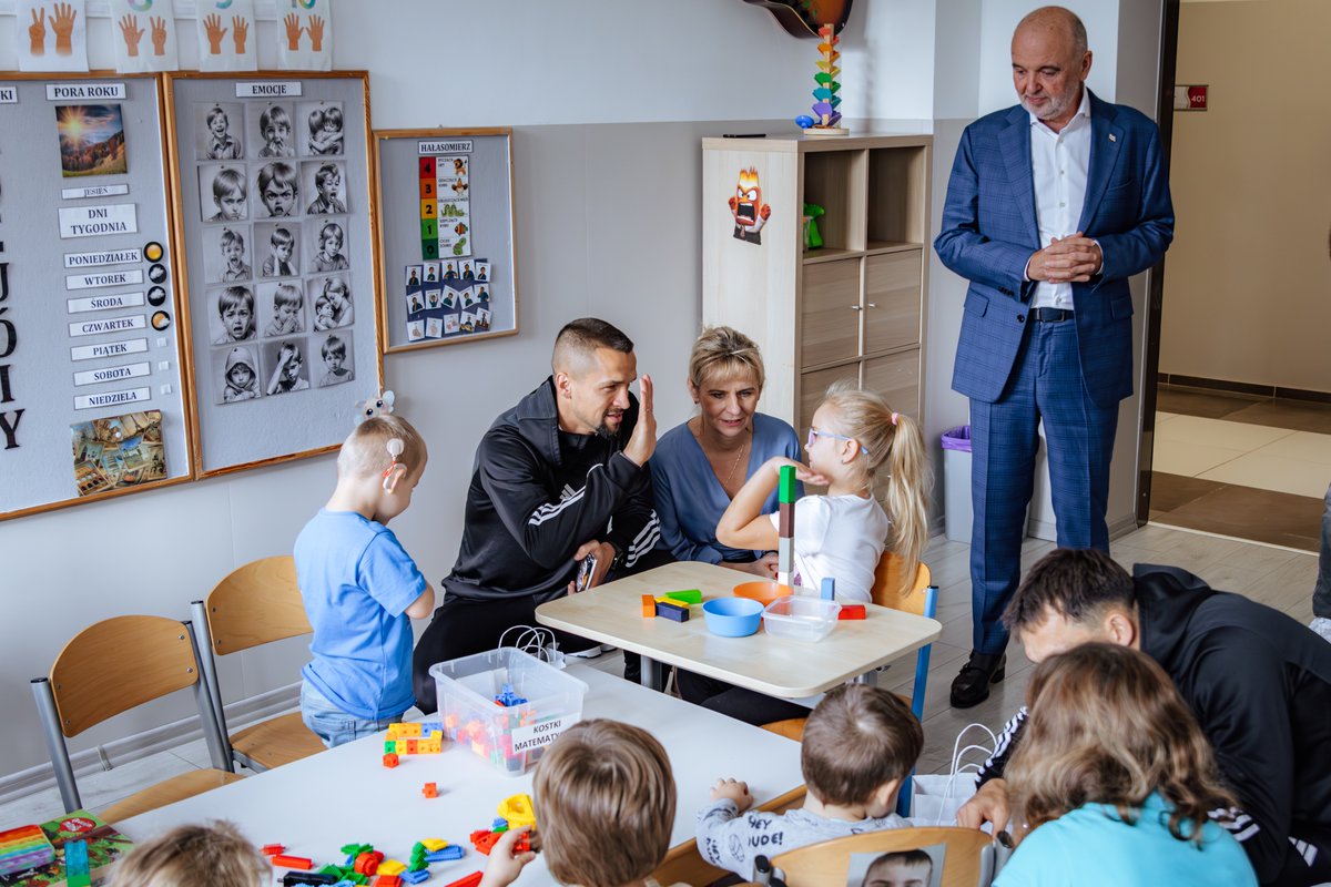 LKS_Lodz's tweet image. ⚪❤️⚪

„Bardzo dziękuję za ten niezwykły dar. Ludzi o tak wrażliwym sercu, którzy potrafią w małym dziecku z niepełnosprawnością zobaczyć człowieka nie przez pryzmat jego fizyczności, lecz jego potrzeb i duszy, nie spotyka się często.”

Dariusz Melon przekazał Fundacji Kolorowy…